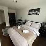 Central Gem Modern Flat&En Suite